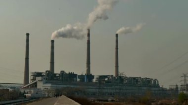 Enerji santrali, atmosfere salınan karbondioksit ve diğer kirletici gazlar gibi kömür işleme toksinlerinden atık üretir.