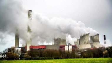 Enerji santrali, atmosfere salınan karbondioksit ve diğer kirletici gazlar gibi kömür işleme toksinlerinden atık üretir.