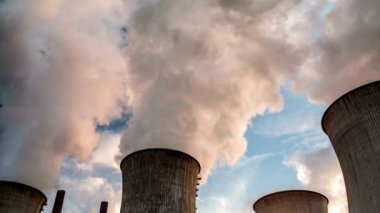 Hava kirliliği üreten endüstriyel bitki gücü karbon monoksit atığı fabrika tüpleri baca bacaları bulutlar üzerinde büyük siyah duman duman