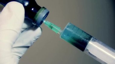 Şırınga modern araştırma tesisi iki bilimadamı yüksek teknolojili tıbbi araştırma konsepti için elektronik tedavi geliştiriyor.