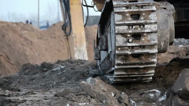 施工现场挖掘机挖掘工作中的沙子和材料 — 图库视频影像