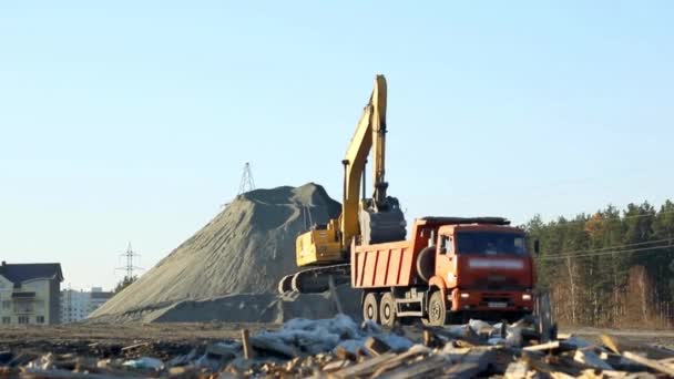 施工现场挖掘机挖掘工作中的沙子和材料 — 图库视频影像