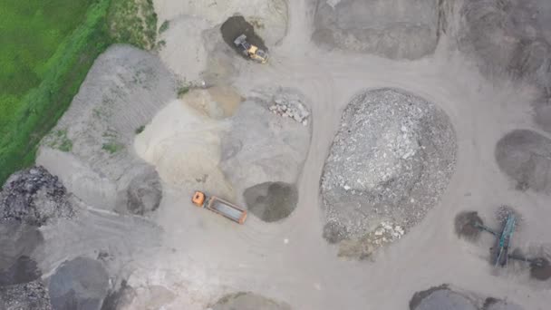 建設労働力建設砂産業を行う掘削機の仕事の空中ビュー — ストック動画
