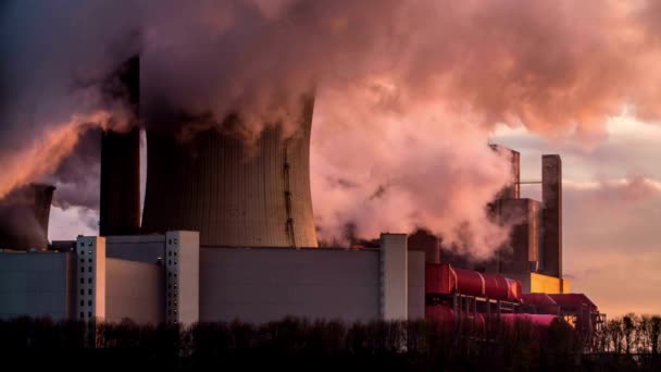 Kärnkraftverk Rökstackar Fabriksrör Rök Från Skorsten Skapar Miljöföroreningar Fabriksrör Rök — Stockvideo