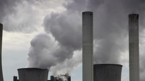 Central Combustível Fóssil Carvão Smokestacks Fábrica Poluição Fumaça Pilhas Fábrica — Vídeo de Stock