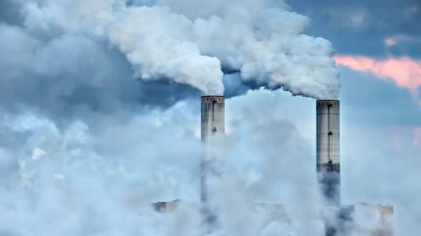 発電所は大気中に放出される二酸化炭素などの汚染ガスのような石炭処理毒素から廃棄物を生成します4K — ストック動画