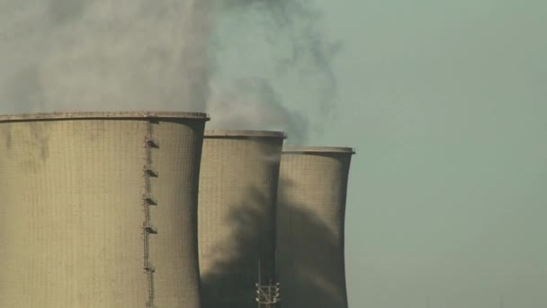 Jaderná Elektrárna Kouřové Komíny Továrních Trubek Komín Kouř Vytváří Znečišťující — Stock video