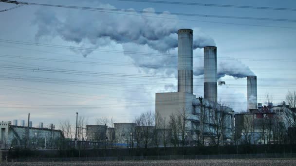 Hoge Schoorsteen Industrieel Afval Luchtverontreiniging Rookgas Fossiele Brandstof West Burton — Stockvideo