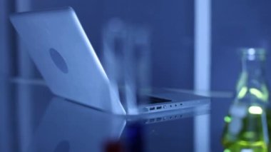 Laboratuvar kapanıyor. Modern Laboratuvar Tıp Merkezi Eczanesi ve kimya temalı test tüpleri. Araştırma laboratuarında çözeltisi olan cam şişeyi test edin.