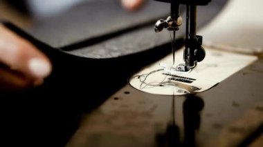 Yakın plan eski dikiş makinesi grunge siyah terzi iş konsepti videosu ev endüstrisinde çalışıyor kadın nine yapıyor