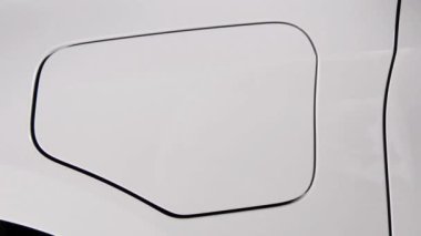 Elektrikli çevre aracı şarj oluyor. Şarj istasyonunda elektrikli araba şarj eden adama yaklaşın. Yeni yeşil enerji kavramı.