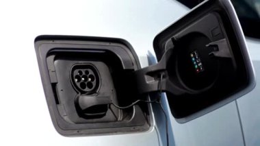 Elektrikli araç şarj ediliyor. Pili şarj ediliyor. Modern EV fişi takılı. ekoloji alternatif enerjisini gelecek sürdürülebilir olarak kaydet