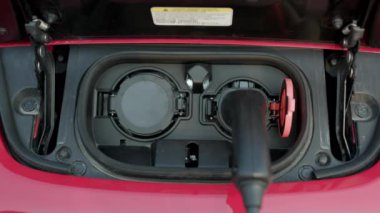 Şarj portu açılıyor ve elektrik kablosu takılıyor, pili şarj ediliyor.