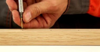 Elektrikli aletlerle çalışıyor ve ahşap ürünleri işliyor. Mobilya, marangoz, ahşap işçiliği, atölyede ahşap işçiliği.