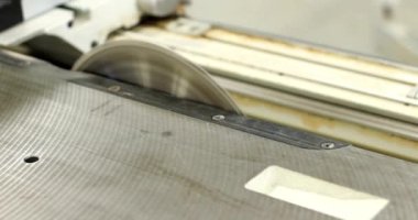 Marangoz aletleri kullanarak ahşap mobilyalar, erkek inşaat endüstrisi tamirat aletleri endüstriyel ev yapımı