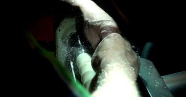 Profesyonel marangoz ahşap öğütüyor, mobilya atölyesi yapıyor ahşap montajı ve zanaat konsepti yapıyor.