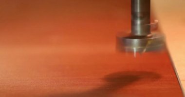 Atölyesindeki marangoz atölyesinde işçi tahtası kereste el aleti erkek tahtanın kenarını düzleştiriyor..