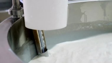 Peynirin büyük endüstriyel paslanmaz çelik tankın içinde karıştırılması gıda endüstrisi HD