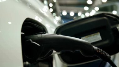 Otomobil yeşil enerji ekolojisinin konsept geleceği, sokaklardaki modern elektrikli arabaları şarj eden yakın plan.