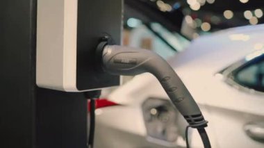Otomobil yeşil enerji ekolojisinin konsept geleceği, sokaklardaki modern elektrikli arabaları şarj eden yakın plan.