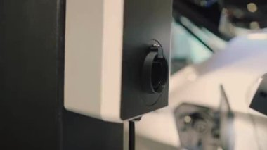 Şarj portu açılıyor ve elektrik kablosu takılıyor, pili şarj ediliyor.
