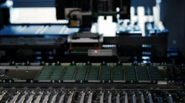 Robot devre kartı elektronik fabrikası alternatif makine endüstriyel teknoloji modern arka planda çalışıyor