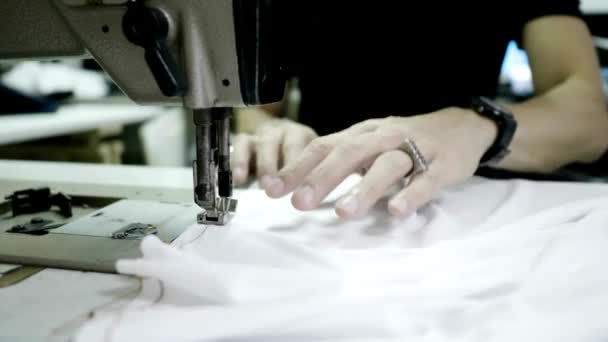 女性のクローズミシンで織物をミシンで縫う ミシンで衣類を修理する2組の布テーラーズミシン — ストック動画