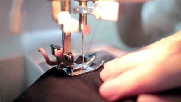 特写服装制造商在桌旁的工作室里操作缝纫机 推动面料纺织品 家庭工业定制设计背景概念 — 图库视频影像