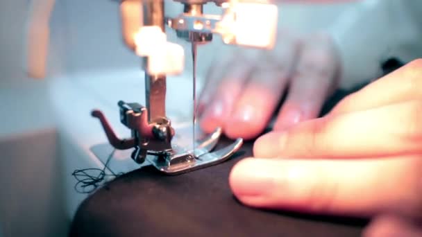 特写服装制造商在桌旁的工作室里操作缝纫机 推动面料纺织品 家庭工业定制设计背景概念 — 图库视频影像