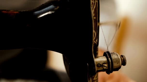 Крупним Планом Старовинна Стара Швейна Машина Гранжевий Чорний Дресмейкер Працює — стокове відео