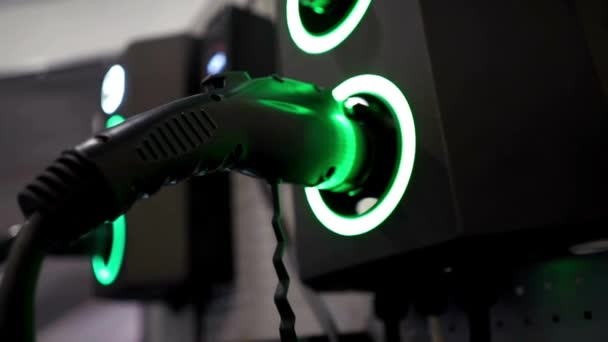 Bir Istasyonda Elektrikli Araba Şarj Ediliyor Elektrik Enerjisi Yeşil Elektrik — Stok video