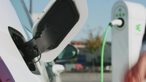 Närbild Elektrisk Bil Uppladdning Vid Ett Kraftverk Grön Teknik Förnybar — Stockvideo