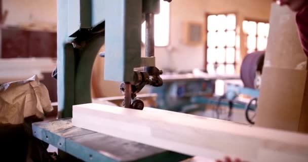 木工车间的木匠电锯锯木木板 工人锯木木板 — 图库视频影像
