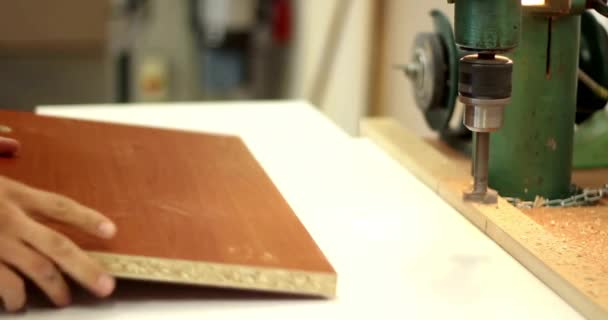 Reparação Carpinteiro Fazendo Móveis Antigos Usando Uma Máquina Perfuração Carpintaria — Vídeo de Stock
