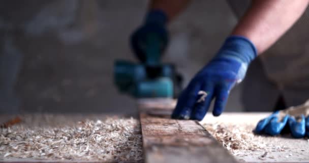 工人们用机械刨床手工打磨木料的特写镜头 机械刨床用钻头和磨碎喷嘴的木匠 — 图库视频影像