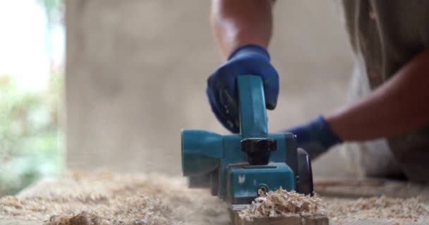 Herstellungsprozess Der Zimmermannsarbeit Mit Holzhobel Möbel Holzbearbeitung Und Handwerkliches Konzept — Stockvideo