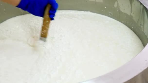 大型工业不锈钢罐体加工食品行业奶酪搅拌工艺 — 图库视频影像