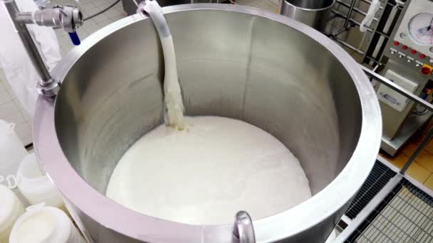 大型工业不锈钢罐体加工食品行业奶酪搅拌工艺 — 图库视频影像
