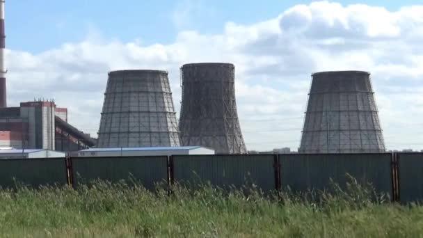 Kohlekraftwerk Mit Fossilen Brennstoffen Schornsteine Luftverschmutzung Fabrikschornsteine Industrielle Fabrik Verschmutzt — Stockvideo