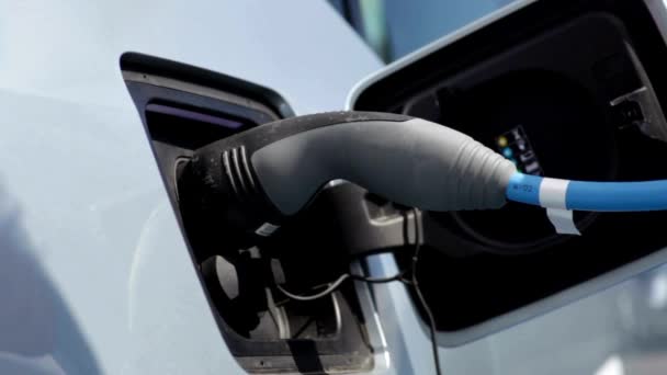 电动汽车充电电池充电口堵塞在电动汽车中 保护生态替代能源可持续的未来 — 图库视频影像