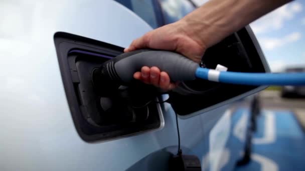 Zbliżenie Ładowanie Samochodów Elektrycznych Stacji Energia Elektryczna Technologia Ekologiczna Energia — Wideo stockowe