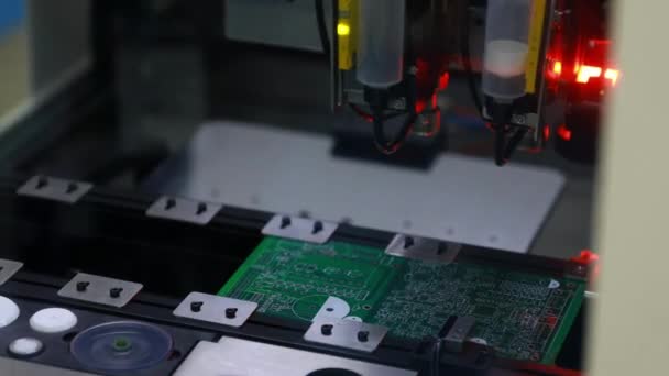 産業技術で働くロボット回路基板エレクトロニクス工場代替機現代の背景 — ストック動画