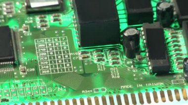 Elektronik devre yapım otomatikleştirilmiş kurul makinesi yakın çekim dijital elektronik yüksek teknoloji üretiyor