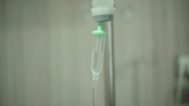 Yoğun bakım odasındaki infüzyon tüpleri hastaları hasta yatağında.