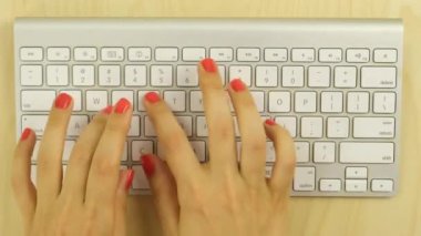 Laptop Klavyesinde Yazma, Üst Görünüm Yazma Bulut Veri Ağı sosyal medya, Tablet üzerinde çalışan İş kadını İnsan elini hesapladı