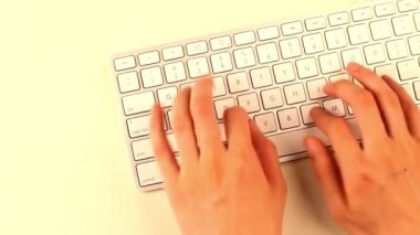 İş adamlarının elleri klavye bilgisayarında internet kullanmak için yazı yazıyorlar, bilgisayar verilerine kod yazıyorlar, çalışıyorlar, e-posta yazıyorlar. HD
