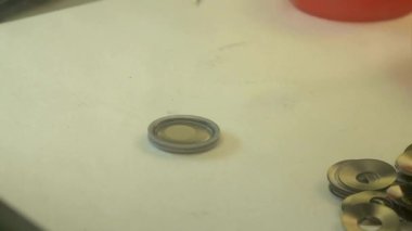 Bilim adamları klinik laboratuvar odalarında ya da hastane merkezlerinde deneyler yapıyorlar. Pipet tüpü test tepkisi erlenmeyer. Covid-19 konsept laboratuvar teknisyeni.