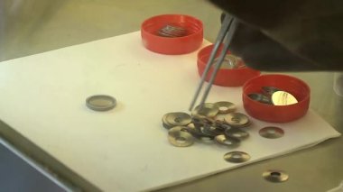 Bilim adamları klinik laboratuvar odalarında ya da hastane merkezlerinde deneyler yapıyorlar. Pipet tüpü test tepkisi erlenmeyer. Covid-19 konsept laboratuvar teknisyeni.