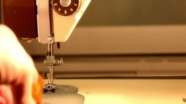 Giysiler üzerinde çalışmak dikiş makinesi, dikiş makinesi ve kadın eli terzilik ve onarım işleri tasarımında iplik oluşturur.