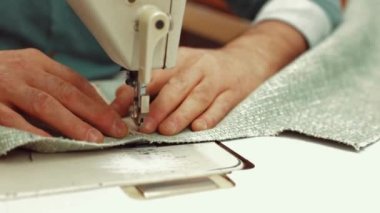 Yakın plan eski dikiş makinesi grunge siyah terzi iş konsepti videosu ev endüstrisinde çalışıyor kadın nine yapıyor